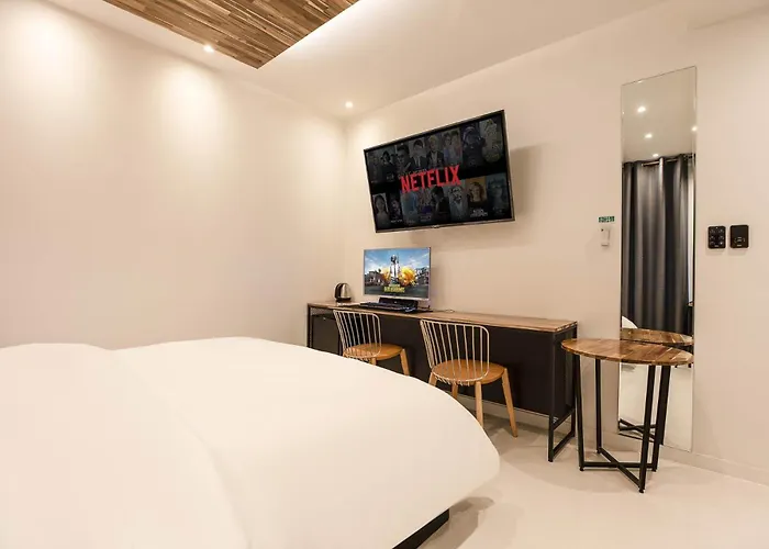 Hotel N *