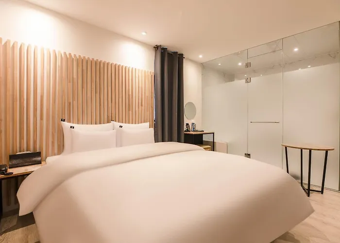 Hotel N *