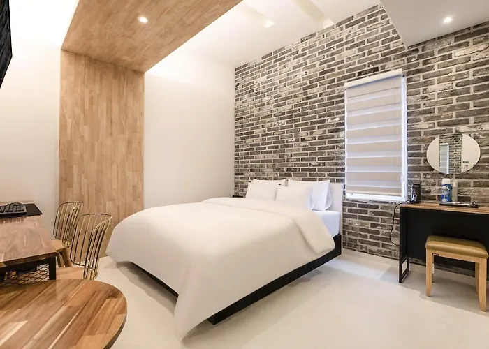 Hotel N *